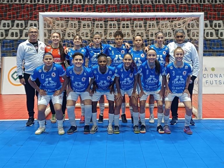 Equipe feminina da AFETO reunida em quadra