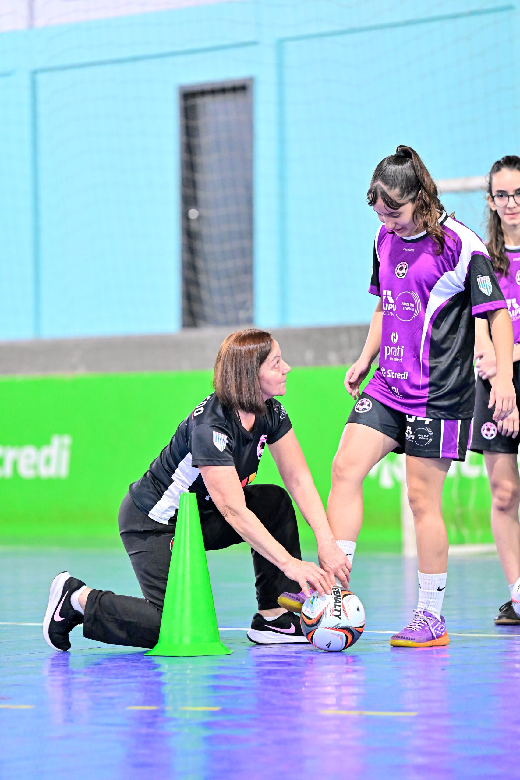 Treinadora orienta atletas da AFETO em quadra