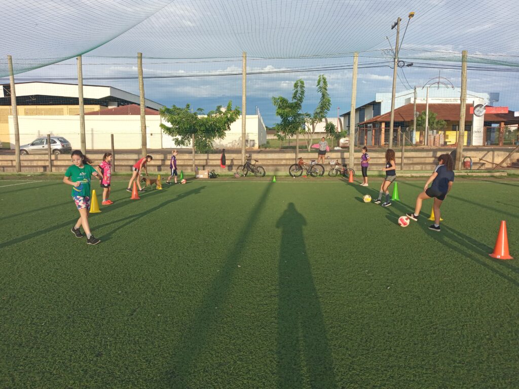 Treino de futebol feminino no Jardim Coopagro