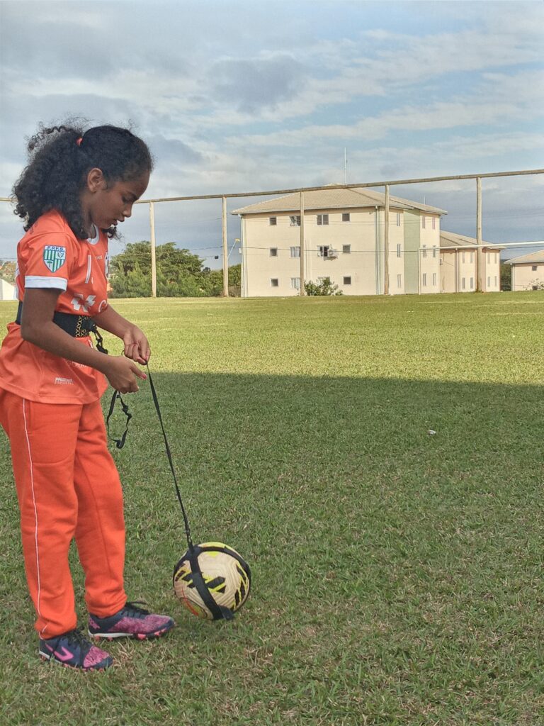 Atletas da AFETO utilizando materiais esportivos