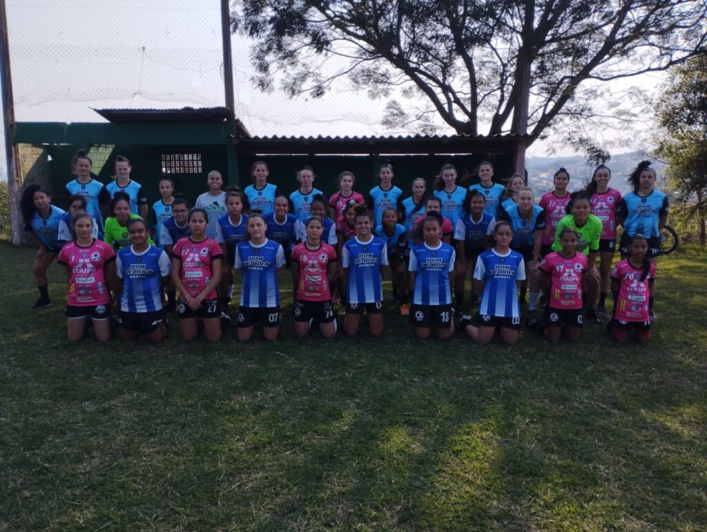 Atletas da AFETO em atividade no polo Vila Pioneira