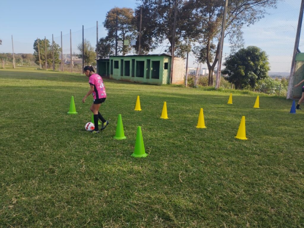 Treino de futebol feminino na Vila Pioneira