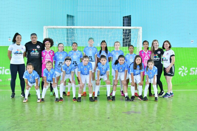 Atletas da AFETO em uma atividade de futsal